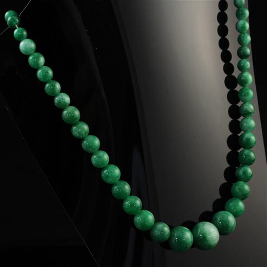 A single strand graduated jade bead necklace, 19in.